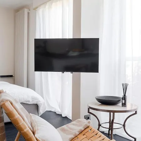 Апартаменти Nero, Cozy Avec Piscine, Au Centre De Єр