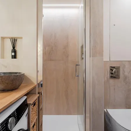 Nero, Cozy Avec Piscine, Au Centre De