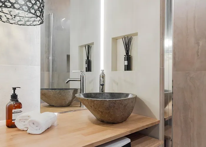 Nero, Cozy Avec Piscine, Au Centre De