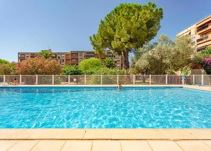 Nero, Cozy Avec Piscine, Au Centre De *